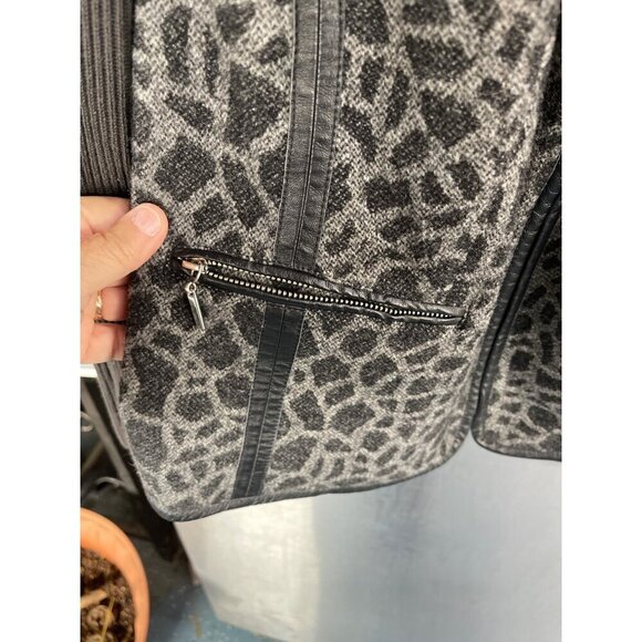 Peter Nygard Womens OX Animal Print Cardigan Sweater Jacket With Zipper & Pocket - Picture 4 of 16